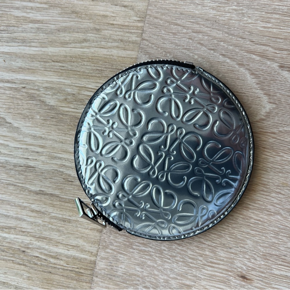 Loewe round coin purse Silver. Mini cookie pouch Silver Leather.